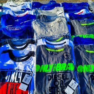 T-shirt 👕 and sweatshirt